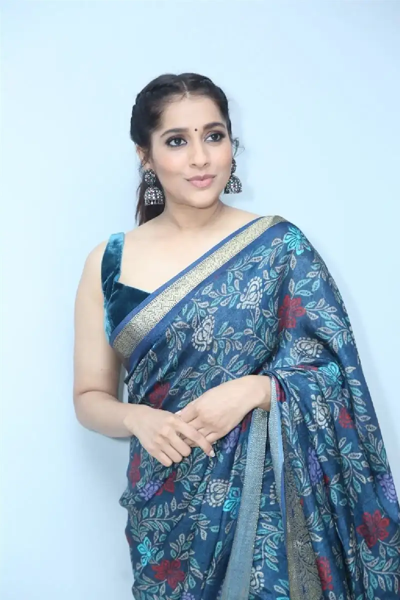 TELUGU ACTRESS RASHMI GAUTAM IN SAREE PICS AT BOMMA BLOCKBUSTER MOVIE TRAILER LAUNCH 3